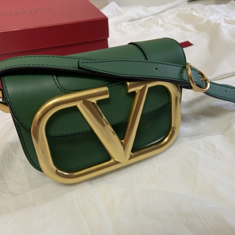 Valentino华伦天奴金属超大LOGO小牛皮斜挎包1011s