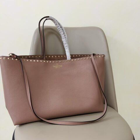 Valentino华伦天奴Garavani Rockstud 小牛皮购物袋0071
