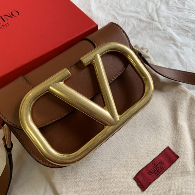 Valentino华伦天奴金属超大LOGO小牛皮斜挎包1011s