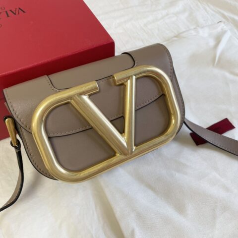 Valentino华伦天奴金属超大LOGO小牛皮斜挎包1011s