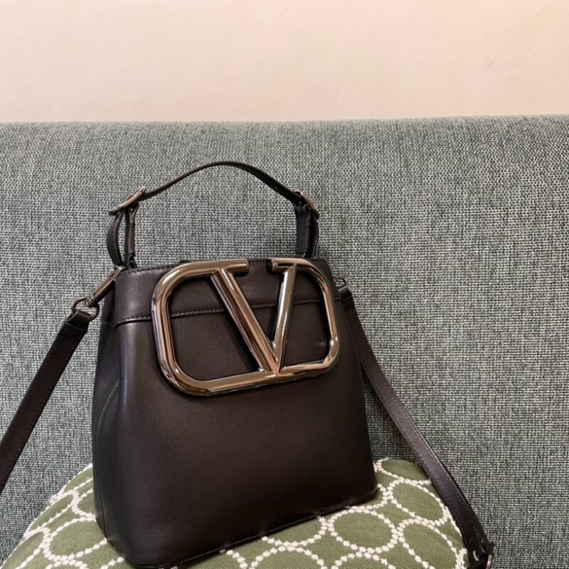 Valentino华伦天奴小牛皮大LOGO水桶包1122