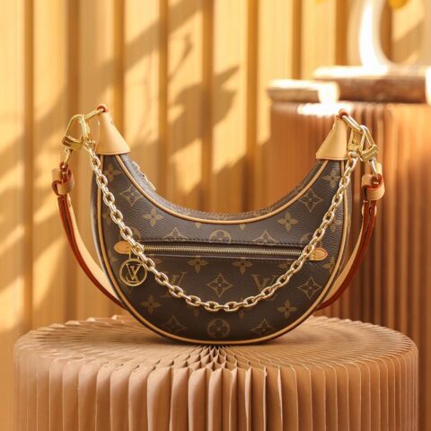 LV M81098 𝐋𝐎𝐎𝐏系列豌豆包月亮包
