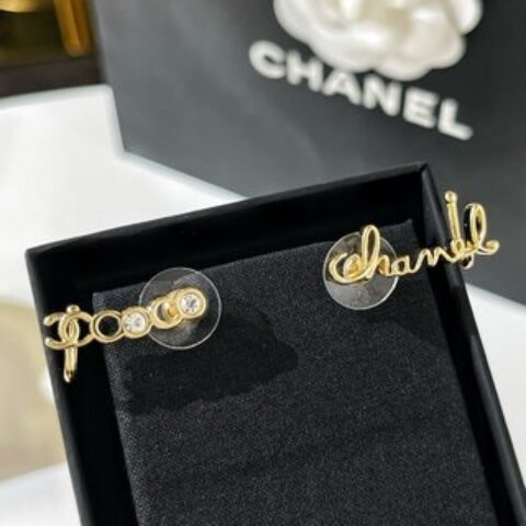 新款☑️CHANEL香奈儿2022 coco字母不对称耳钉耳钩