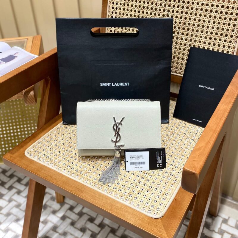 YSL 𝐊𝐚𝐭𝐞 20𝐜𝐦 球纹流苏链条包 474366白色/银扣