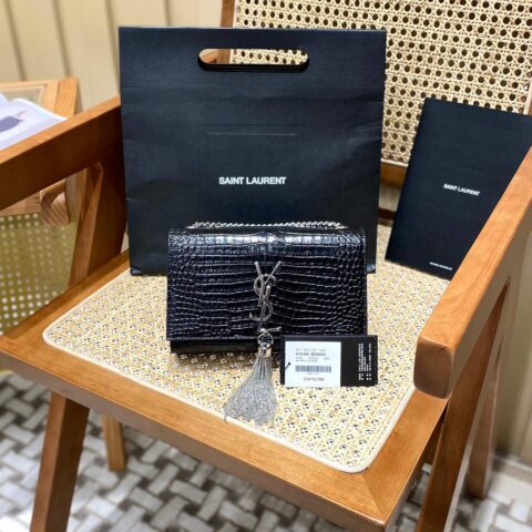 YSL 𝐊𝐚𝐭𝐞 20𝐜𝐦 鳄鱼纹流苏链条包 474366黑色/银扣