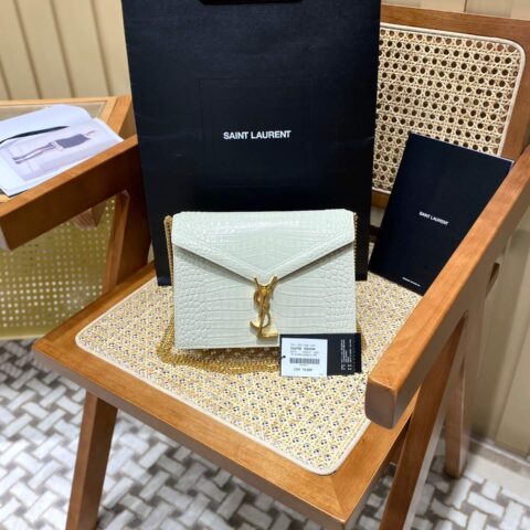 YSL 𝑪𝒂𝒔𝒔𝒂𝒏𝒅𝒓𝒂 22CM 鳄鱼纹信封包 532750白色/金扣