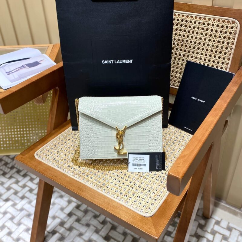 YSL 𝑪𝒂𝒔𝒔𝒂𝒏𝒅𝒓𝒂 22CM 鳄鱼纹信封包 532750白色/金扣