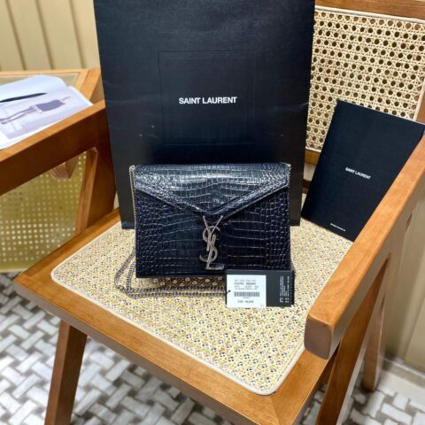YSL 𝑪𝒂𝒔𝒔𝒂𝒏𝒅𝒓𝒂 22CM 鳄鱼纹信封包 532750黑色/银扣