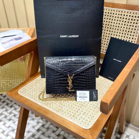 YSL 𝑪𝒂𝒔𝒔𝒂𝒏𝒅𝒓𝒂 22CM 鳄鱼纹信封包 532750黑色/金扣