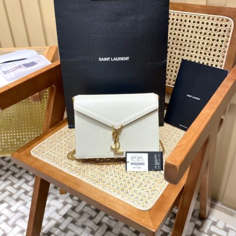 YSL 𝑪𝒂𝒔𝒔𝒂𝒏𝒅𝒓𝒂 22CM 鱼子酱信封包 532750白色/金扣