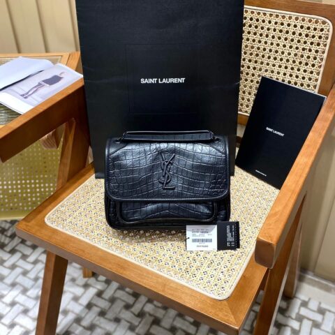 YSL 𝐍𝐢𝐤𝐢 22𝐜𝐦 邮差包 533037鳄鱼纹黑色/黑链