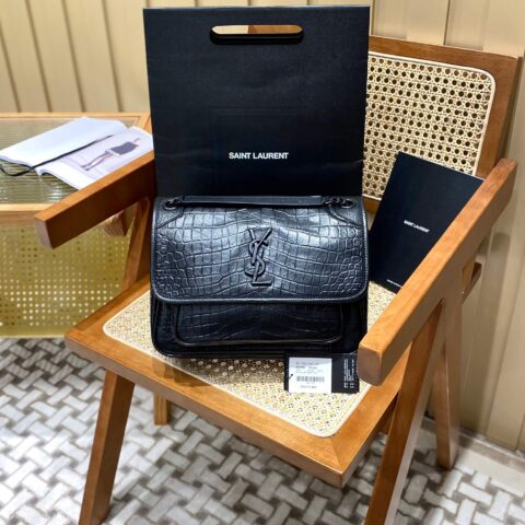 YSL 𝐍𝐢𝐤𝐢 28𝐜𝐦 邮差包 633158鳄鱼纹黑色/黑链