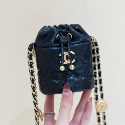 CHANEL 22A 高级手工坊系列金币小水桶包 AP2859黑色