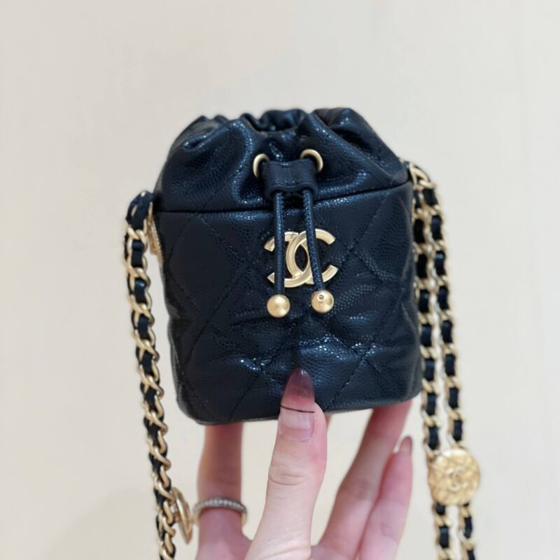 CHANEL 22A 高级手工坊系列金币小水桶包 AP2859黑色