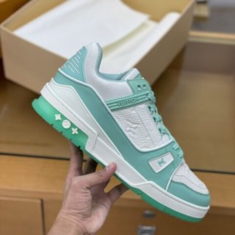 LV/路易威登   采用天蓝色拼接白色牛皮制成情侣款运动跑鞋