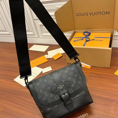 LV M45911 SAUMUR MESSENGER