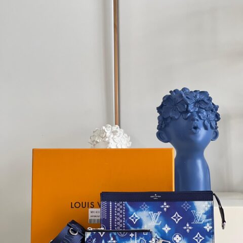 LV M81431 GASTON WEARABLE WALLET