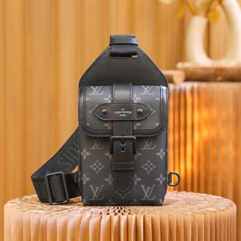 M45912 LV SAUMUR SLINGBAG