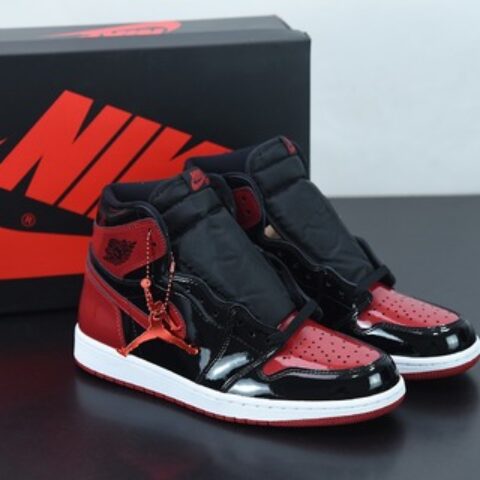 Air Jordan 1 AJ1 乔丹1代高帮篮球鞋/漆皮 黑红 禁穿 货号：555088-063