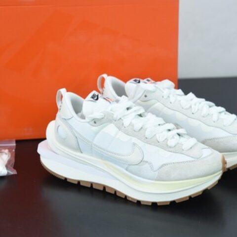 Sacai X NK regasus vaporrly SP 华夫三代3.0走秀运动跑鞋 货号：DD1875-100