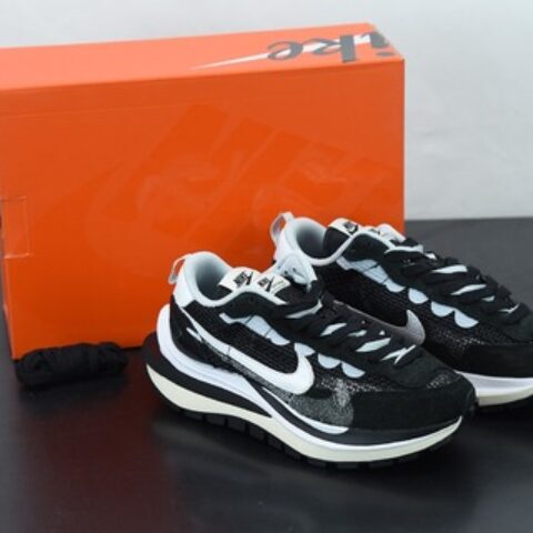 Sacai x Nike VaporWaffle"Grey/Black/Blue/Red"改良马拉松解构设计前卫变形三层底休闲慢跑鞋 货号：CV1363-100