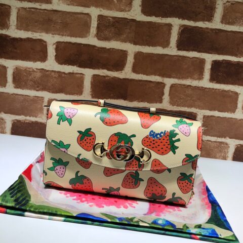 GUCCI古驰马衔扣1955系列草莓印花单肩斜挎包572375