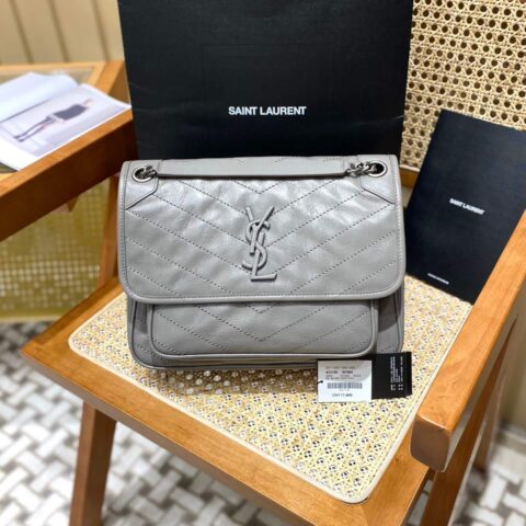 YSL 𝐍𝐢𝐤𝐢 28𝐜𝐦 邮差包 633158浅灰色/银链