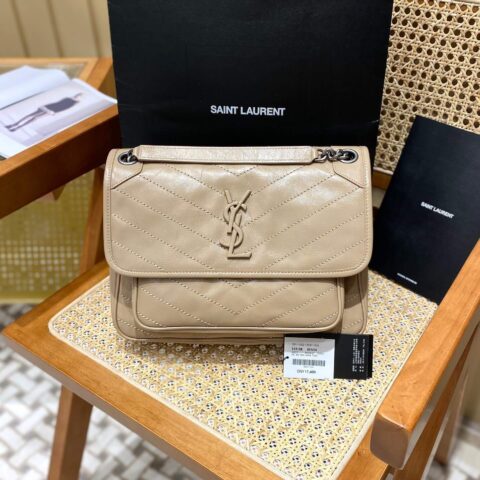 YSL 𝐍𝐢𝐤𝐢 28𝐜𝐦 邮差包 633158浅杏色/银链