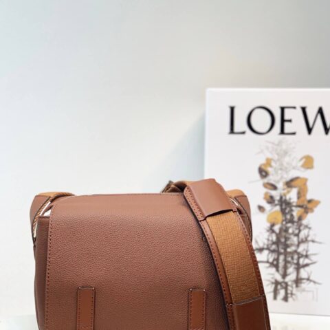 LOEWE罗意威 Military Messenger最新版信使包 0339棕色