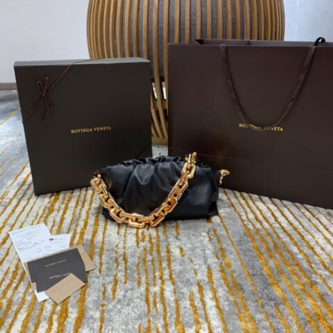 Bottega Veneta 𝙏𝙃𝙀 𝘾𝙃𝘼𝙄𝙉 𝙋𝙊𝙐𝘾𝙃 31CM BAG 620230黑色/金链