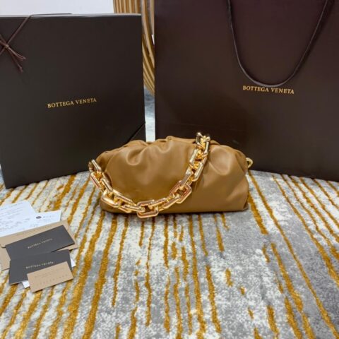 Bottega Veneta 𝙏𝙃𝙀 𝘾𝙃𝘼𝙄𝙉 𝙋𝙊𝙐𝘾𝙃 31CM BAG 620230焦糖色/金链