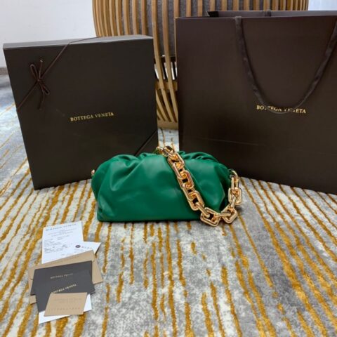 Bottega Veneta 𝙏𝙃𝙀 𝘾𝙃𝘼𝙄𝙉 𝙋𝙊𝙐𝘾𝙃 31CM BAG 620230伦敦绿/金链