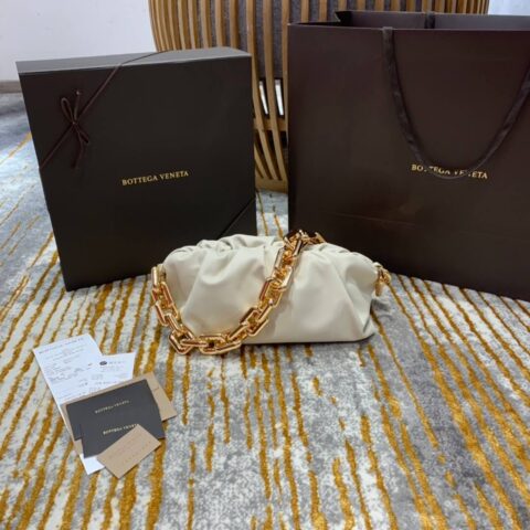 Bottega Veneta 𝙏𝙃𝙀 𝘾𝙃𝘼𝙄𝙉 𝙋𝙊𝙐𝘾𝙃 31CM BAG 620230白色/金链