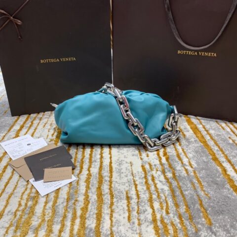 Bottega Veneta 𝙏𝙃𝙀 𝘾𝙃𝘼𝙄𝙉 𝙋𝙊𝙐𝘾𝙃 31CM BAG 620230油画蓝/银链