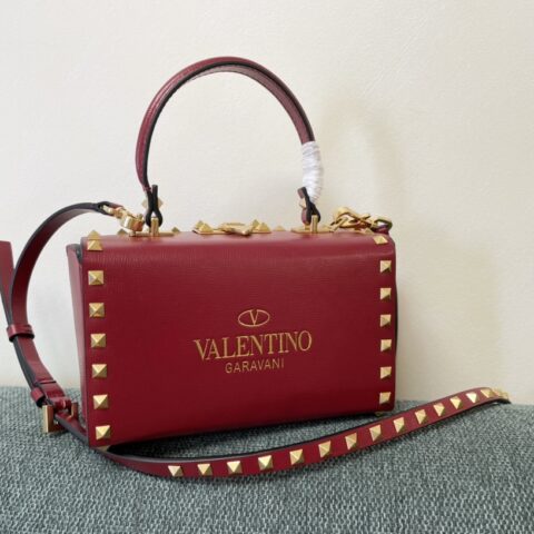 Valentino Garavni Rockstud Alcove颗粒小牛皮箱形包4400