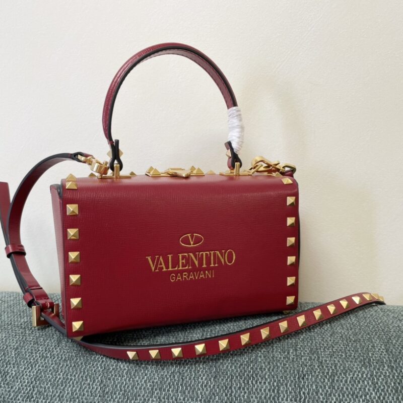 Valentino Garavni Rockstud Alcove颗粒小牛皮箱形包4400