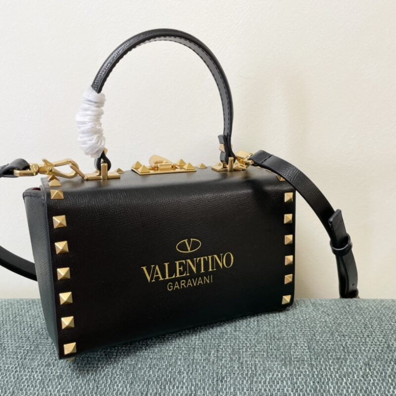 Valentino Garavni Rockstud Alcove颗粒小牛皮箱形包4400