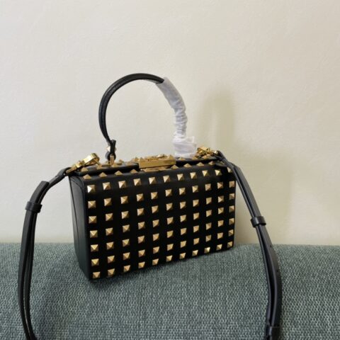 Valentino Garavni Rockstud Alcove颗粒小牛皮箱形包4400