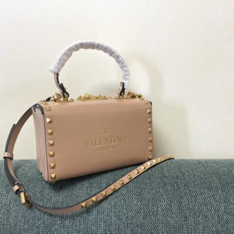 Valentino Garavni Rockstud Alcove颗粒小牛皮箱形包4400