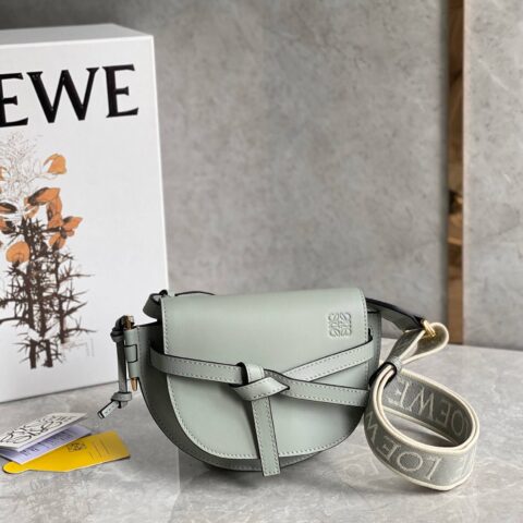 LOEWE罗意威 字母寛肩带Gate马鞍包 0672雾霾蓝