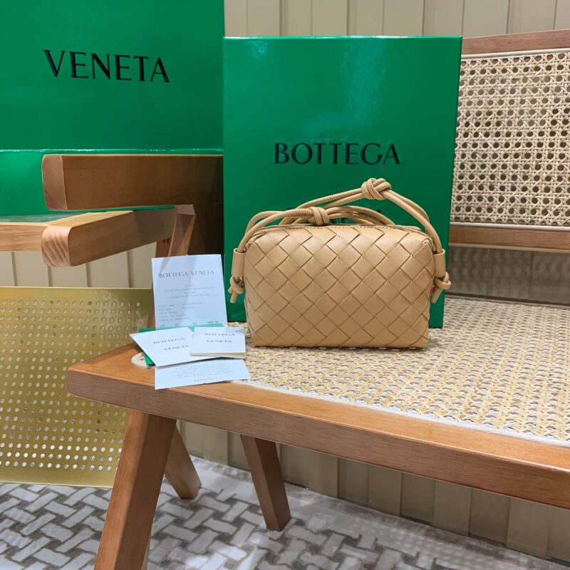 Bottega Veneta LOOP 编织小方包 666683杏仁色