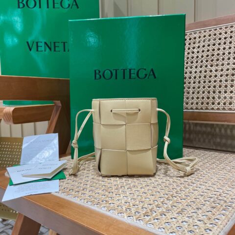 Bottega Veneta CASSETTE 14CM 编织水桶包 680217燕麦色