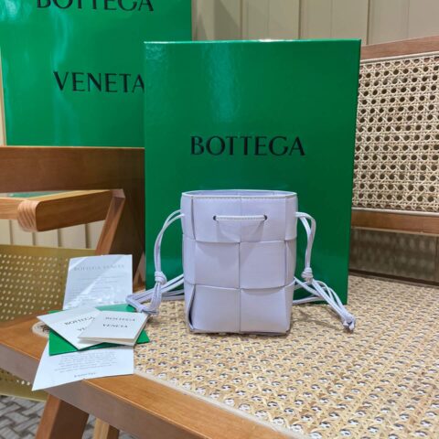 Bottega Veneta CASSETTE 14CM 编织水桶包 680217水洗欢乐紫