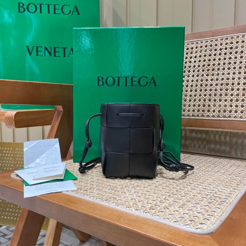Bottega Veneta CASSETTE 14CM 编织水桶包 680217黑色