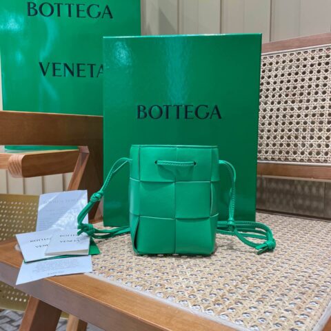 Bottega Veneta CASSETTE 14CM 编织水桶包 680217鹦鹉绿