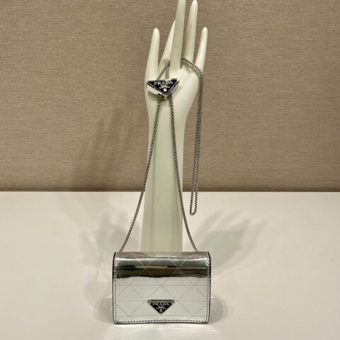 PRADA普拉达菱形图案进口亮面牛皮小包1MR024