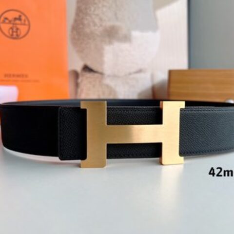 HERMES 爱马仕   精工打造的黑色牛皮42mm标志性元素的腰带