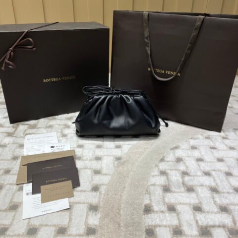 Bottega Veneta 𝙏𝙃𝙀 𝙈𝙄𝙉𝙄 𝙋𝙊𝙐𝘾𝙃 22CM 云朵包 585852黑色
