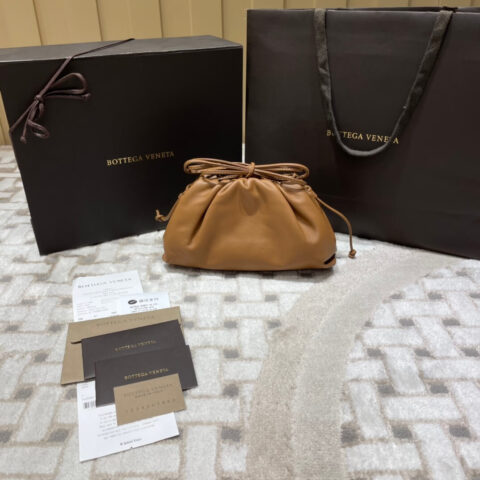 Bottega Veneta 𝙏𝙃𝙀 𝙈𝙄𝙉𝙄 𝙋𝙊𝙐𝘾𝙃 22CM 云朵包 585852焦糖色