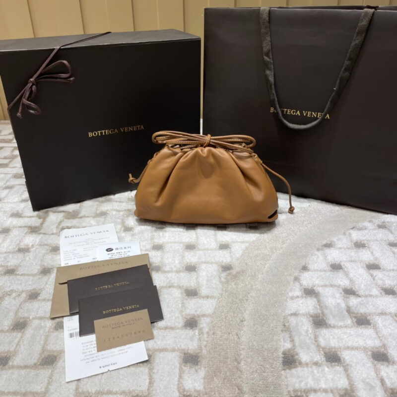 Bottega Veneta 𝙏𝙃𝙀 𝙈𝙄𝙉𝙄 𝙋𝙊𝙐𝘾𝙃 22CM 云朵包 585852焦糖色